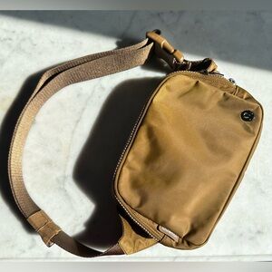 Lululemon Everywhere belt bag large 2L. Bronze-brown.